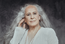 Quem é a mulher de Maria Bethânia? Casada com a cantora há 8 anos, estilista é mãe de ator de 'Vale Tudo'