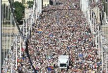 28.jun.2025 - Multidão vai à parada LGBTQ+ de Budapeste em desafio a Orbán