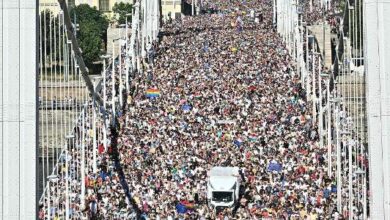 28.jun.2025 - Multidão vai à parada LGBTQ+ de Budapeste em desafio a Orbán
