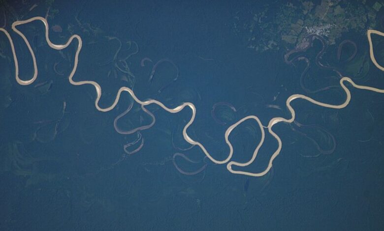 O sistema fluvial que cobre quase metade do território brasileiro e que se denomina a maior bacia hidrográfica do mundo