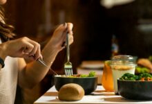 Os melhores alimentos para controlar a oleosidade da pele