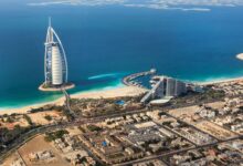 Dubai atrai número recorde de milionários em 2025 e faz valor do metro quadrado atingir nível histórico na Palm Jumeirah. Veja os impactos.