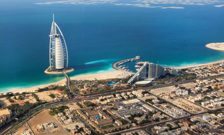 Dubai atrai número recorde de milionários em 2025 e faz valor do metro quadrado atingir nível histórico na Palm Jumeirah. Veja os impactos.