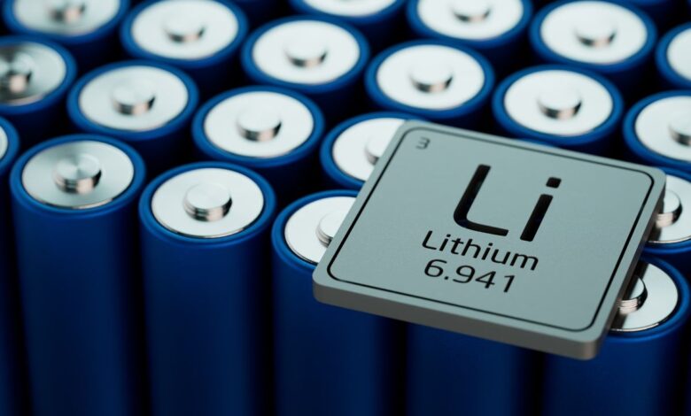 Uma grade de células de bateria de íon de lítio azuis com um bloco do elemento Lítio (Li) sobre elas.