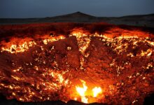 Criado por acidente na Guerra Fria, o buraco de 70 metros que nunca para de queimar já engoliu uma sonda soviética e virou atração no meio do deserto