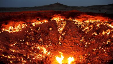 Criado por acidente na Guerra Fria, o buraco de 70 metros que nunca para de queimar já engoliu uma sonda soviética e virou atração no meio do deserto