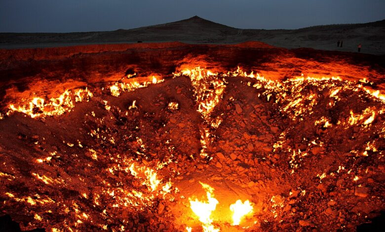 Criado por acidente na Guerra Fria, o buraco de 70 metros que nunca para de queimar já engoliu uma sonda soviética e virou atração no meio do deserto