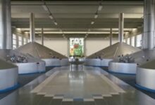 A história da Ambev começa em 1º de julho de 1999, com a fusão das duas maiores cervejarias do país, Brahma e Antarctica. Esse movimento estratégico deu origem à Companhia de Bebidas das Américas (Ambev), uma potência nacional criada com o objetivo de otimizar o mercado e construir uma plataforma para o crescimento. Liderada pela visão de gestão de Jorge Paulo Lemann, Marcel Herrmann Telles e Carlos Alberto Sicupira, a empresa aplicou um modelo de negócios focado em eficiência para transformar a cervejaria brasileira em uma força global.