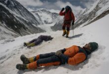 Mais de 200 corpos congelados continuam no Everest! Conheça o código sombrio que obriga alpinistas a deixar seus companheiros para morrer na “zona da morte”