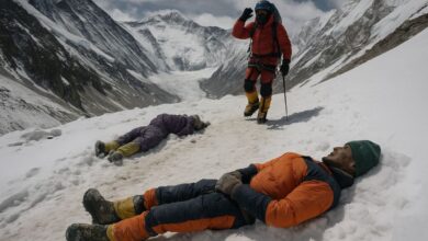 Mais de 200 corpos congelados continuam no Everest! Conheça o código sombrio que obriga alpinistas a deixar seus companheiros para morrer na “zona da morte”