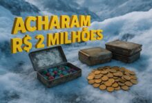 Caixa metálica aberta revela gemas preciosas e moedas de ouro sobre o gelo dos Alpes