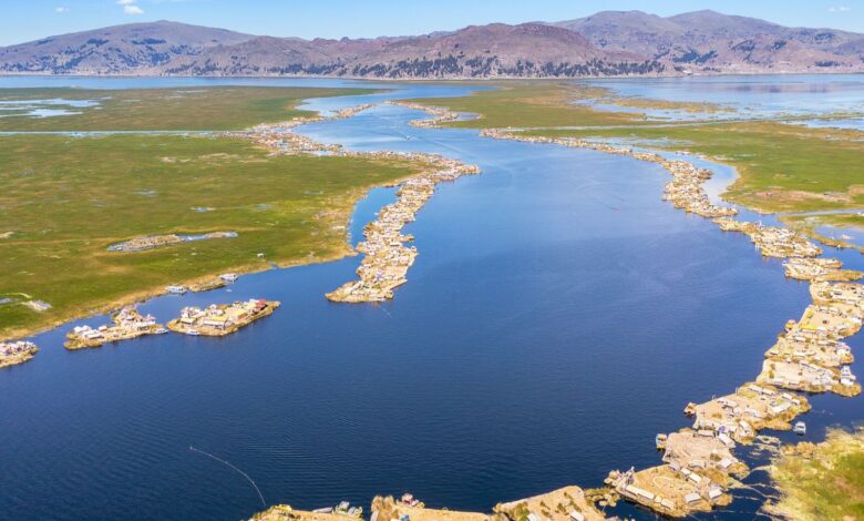 No coração da América do Sul, um lago gigantesco desafia as leis da natureza: barcos navegam a mais de 3.800 metros de altitude, entre lendas incas, espécies ameaçadas e vilarejos flutuantes