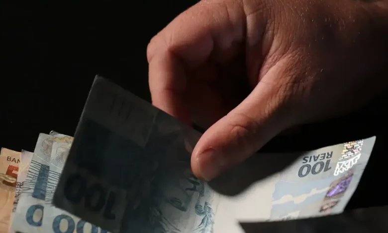 Salário mínimo terá aumento e já começa a valer em julho