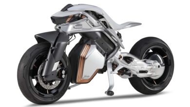 Moto futurista da Yamaha reconhece dono, anda sozinha e recebe prêmio