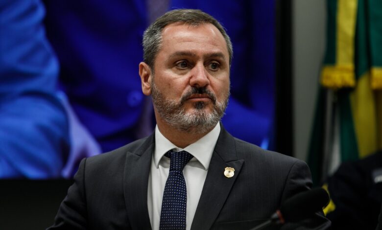 Diretor da PF pede emendas e se envolve em confusão em ida à Câmara