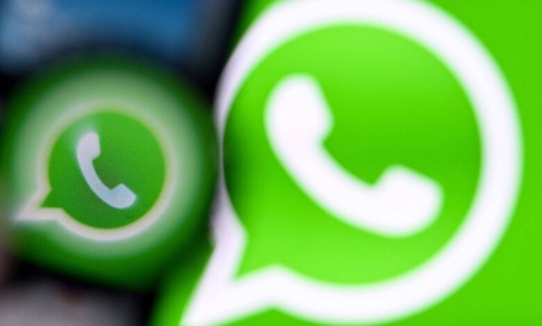 A imagem mostra o logotipo do WhatsApp em um fundo verde. O logotipo é composto por um balão de diálogo com um telefone dentro. A imagem está desfocada, com um efeito de desfoque que destaca o logotipo em primeiro plano.