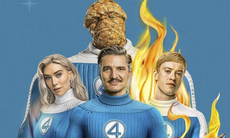A imagem apresenta quatro personagens em trajes azuis, representando o Quarteto Fantástico. No centro, um homem com um sorriso usa um traje azul com o número quatro em seu peito. À esquerda, uma mulher com cabelo loiro e liso está ao lado dele. Atrás deles, um personagem rochoso, conhecido como Coisa, se destaca. À direita, um homem com cabelo loiro e chamas ao redor de seu corpo representa o Tocha Humana. O fundo é azul claro, e a imagem tem um contorno em tom creme.