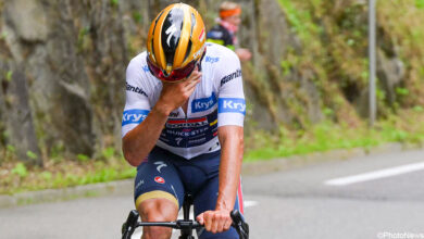 "Hij was aan het huilen, helemaal kapot": onze man op de motor zag "totaal ontredderde" Evenepoel voor zijn ogen afstappen