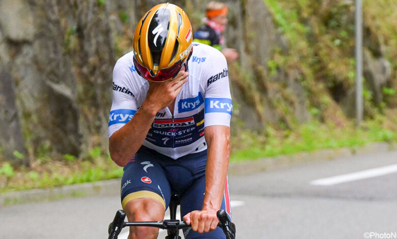 "Hij was aan het huilen, helemaal kapot": onze man op de motor zag "totaal ontredderde" Evenepoel voor zijn ogen afstappen