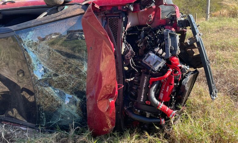 Carros capotam após colisão na SP-318