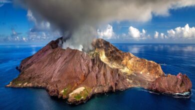 Descubra a fascinante história de Enária, uma cidade submersa na Itália, destruída por uma erupção vulcânica no século IV a.C.!