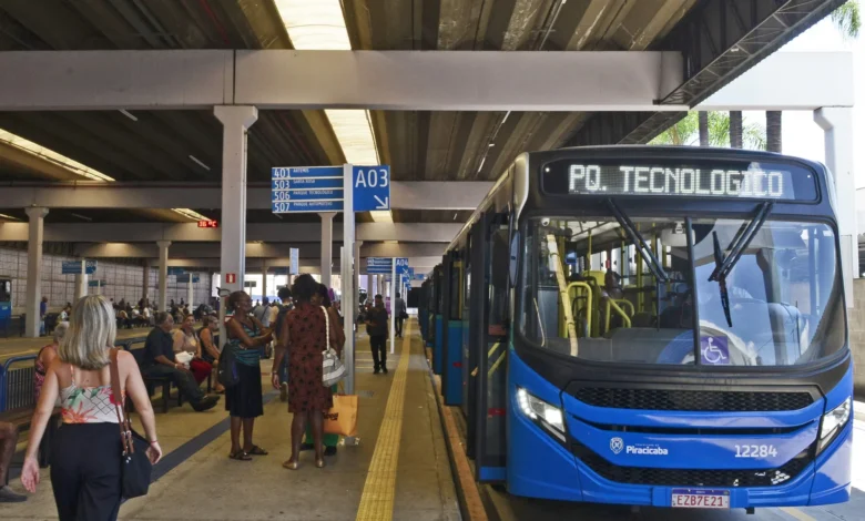 a foto mostra um ônibus em um terminal rodoviário
