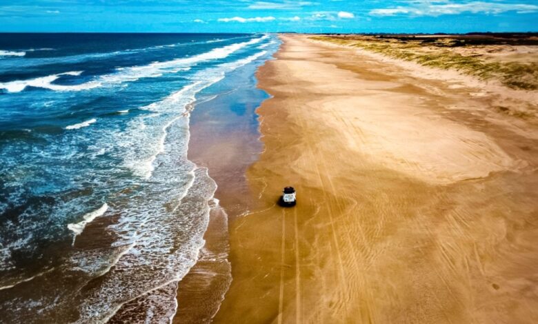 Descubra por que a Praia do Cassino, no RS, é considerada a maior praia do mundo, com 254 km de extensão e cenários impressionantes.