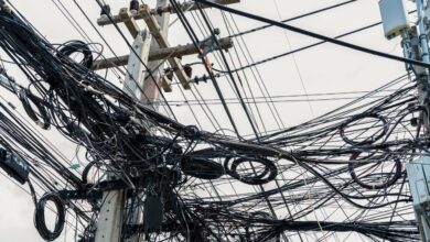 Descubra por que a rede elétrica subterrânea ainda é exceção em São Paulo, mesmo após apagões causados por temporais e ventos fortes. Entenda os desafios e os custos.