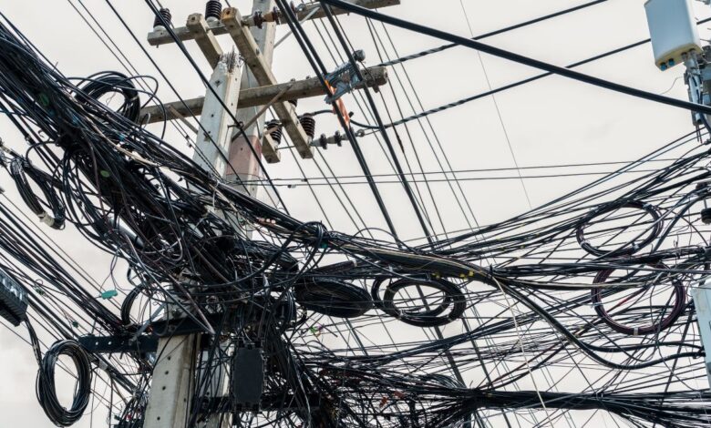 Descubra por que a rede elétrica subterrânea ainda é exceção em São Paulo, mesmo após apagões causados por temporais e ventos fortes. Entenda os desafios e os custos.