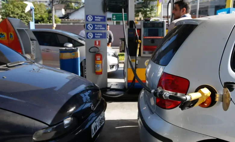 Abastecer no horário errado faz você perder 400 ml por tanque
