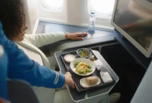 Alimentos que você deve evitar comer em um avião