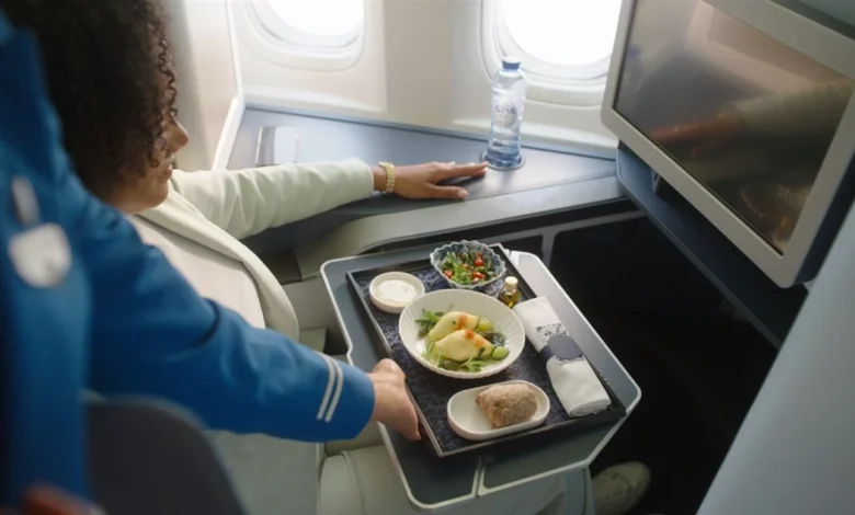 Alimentos que você deve evitar comer em um avião