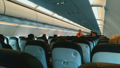 Comidas e bebidas que podem arruinar sua viagem de avião