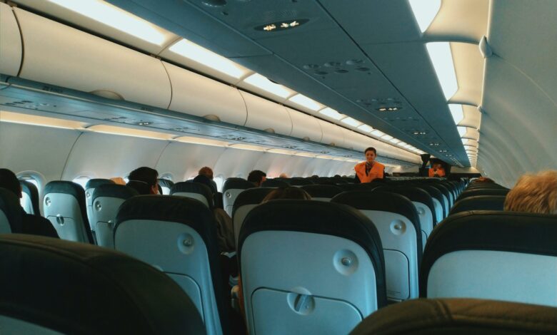 Comidas e bebidas que podem arruinar sua viagem de avião