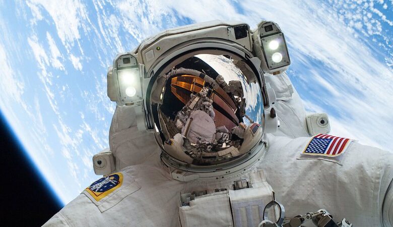 Astronauta da NASA que ficou 'presa' no espaço admite que esqueceu como andar