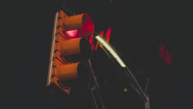 É permitido avançar o sinal vermelho na madrugada?