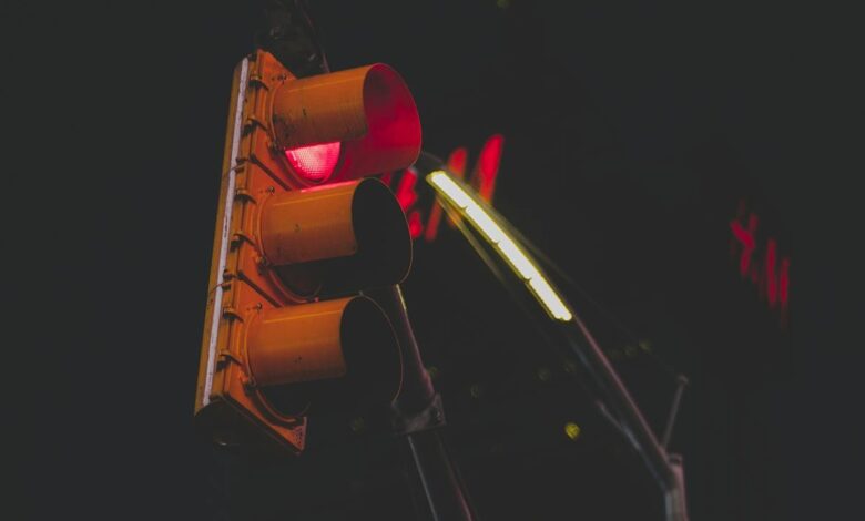 É permitido avançar o sinal vermelho na madrugada?