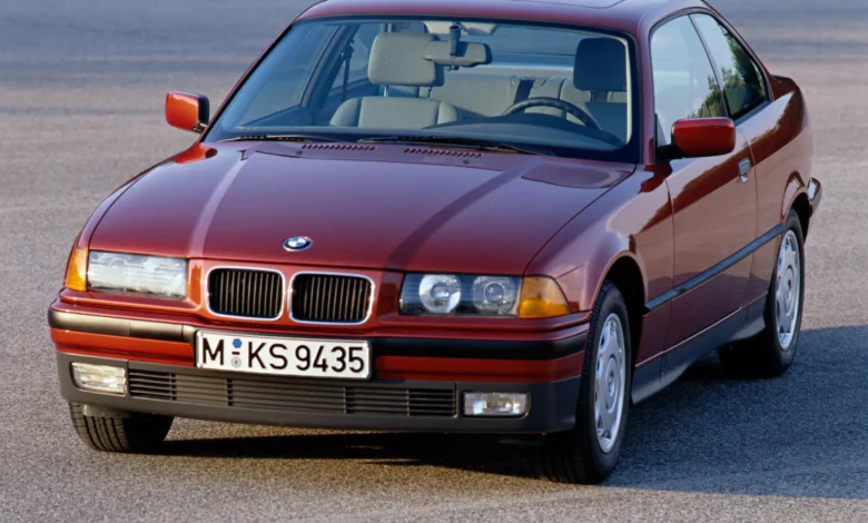 BMW sem bancos e com cadeira de jardim vira cena inusitada na Austrália