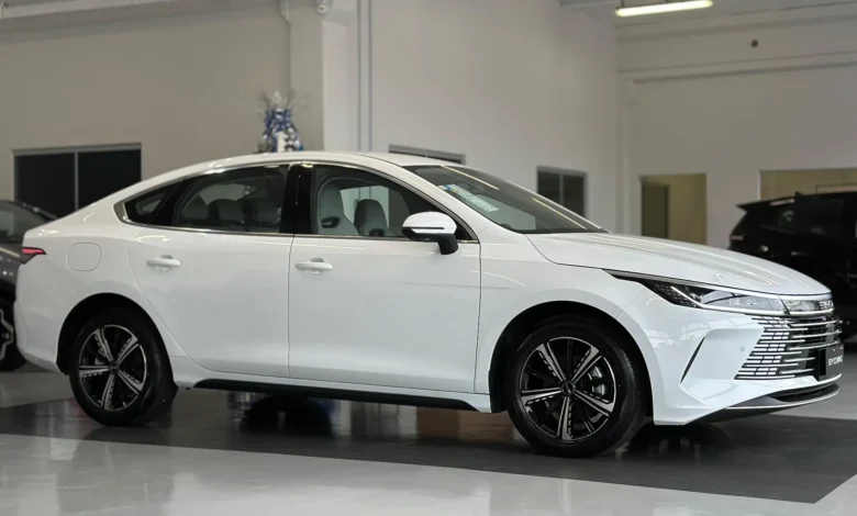 Com desconto de R$ 27 mil, BYD King fica mais barato que o Virtus