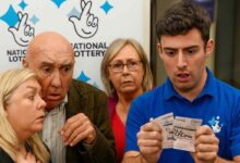Casal britânico quase perdeu prêmio após funcionário descartar bilhete premiado como se fosse lixo comum.