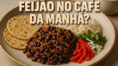 Café da manhã da Costa Rica com feijão, arroz, tortillas e vegetais frescos