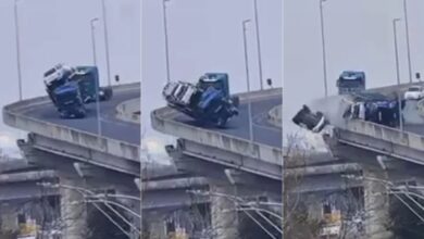 Caminhão carregado com sete Toyota Hilux tomba em ponte no Rio Grande do Sul