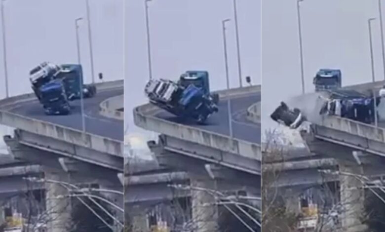Caminhão carregado com sete Toyota Hilux tomba em ponte no Rio Grande do Sul