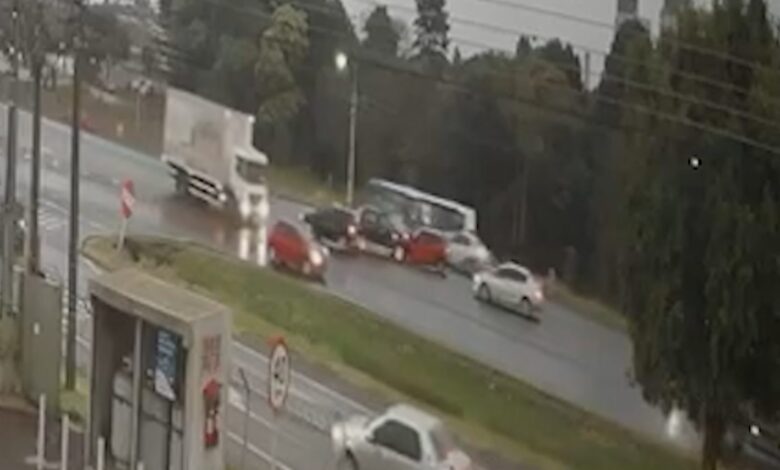 Vídeo mostra colisão frontal na BR-277, em Cascavel