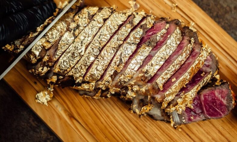 Carne com ouro comestível vira sensação nos restaurantes chiques