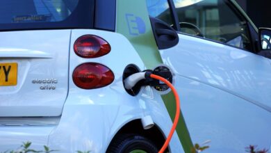 Posso carregar o carro elétrico se estiver chovendo?