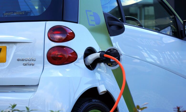 Posso carregar o carro elétrico se estiver chovendo?