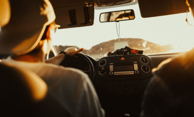 Entenda a ciência por trás da relação entre a cor do carro, o calor solar e descubra se existe uma cor melhor para diminuir a temperatura.