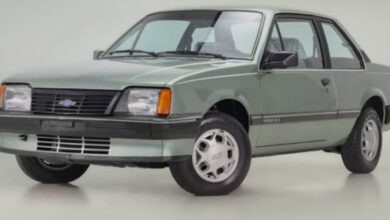 Ícone dos anos 80, o Chevrolet Monza dominou as ruas e virou lenda nacional. Um clássico que ainda acelera corações e memórias. (Imagem: Divulgação)
