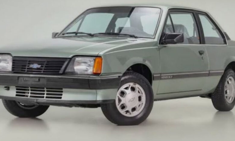 Ícone dos anos 80, o Chevrolet Monza dominou as ruas e virou lenda nacional. Um clássico que ainda acelera corações e memórias. (Imagem: Divulgação)